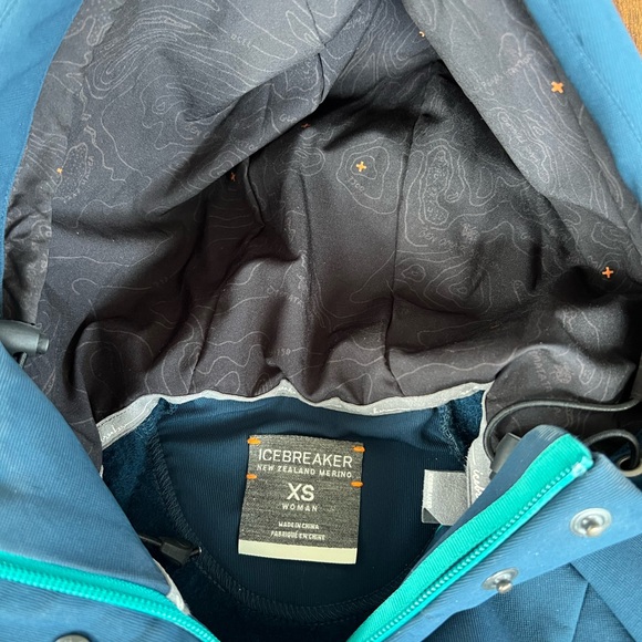 Icebreaker women’s waterproof jacket - Picture 5 of 9